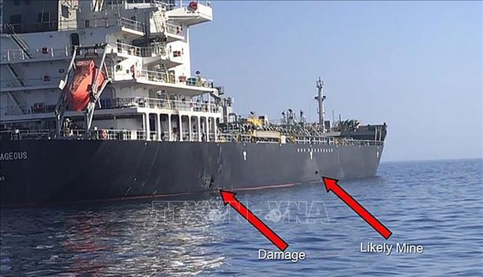 Một vụ nổ dường như là do mìn nhằm vào tàu chở dầu M/V Kokuka Courageous ở ngoài khơi vùng Vịnh Oman ngày 13/6/2019. Ảnh: AFP/TTXVN
