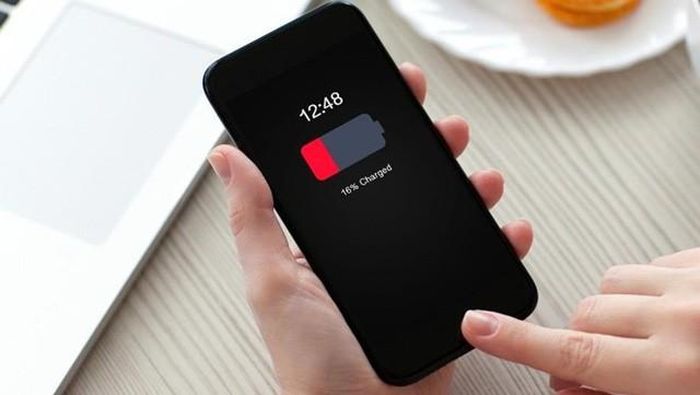 iPhone sẽ sạc lâu đầy hơn vào mùa hè. Ảnh: Prykhodov.