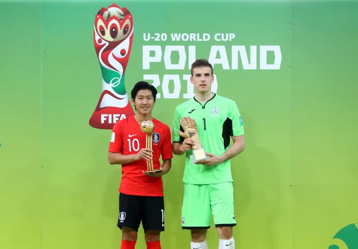  Lee Kang-in (trái) và Andriy Lunin trên bục nhận giải. Ảnh: FIFA.