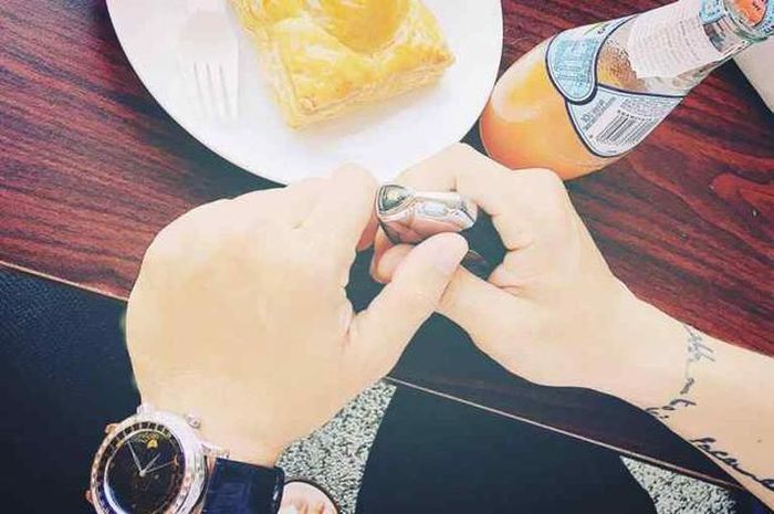 Chàng thiếu gia Sài thành còn đeo đồng hồ hàng hiệu Patek Philippe, giá trị của nó ít nhất 10 tỷ đồng. Ảnh: Giadinhxahoi.