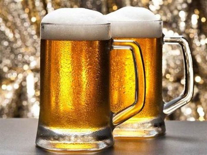 Các loại đồ uống như cà phê, rượu bia là một trong những nguyên nhân gây ra bệnh trĩ, bởi theo Đông y, chất cồn và các men rượu sẽ làm cho nội tạng dễ bị tích nhiệt, lâu dần sẽ chuyển xuống hậu môn gây ra bệnh trĩ. Ảnh minh họa: Internet
