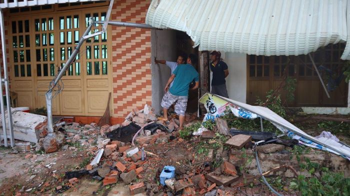Nơi chiếc xe bị kẹt lại sau khi tông loạt 3 nhà dân