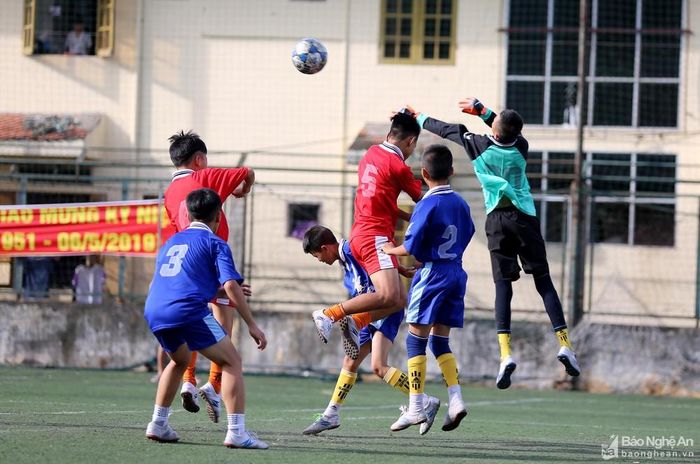 Vào hiệp 2, đội TN Tân Kỳ tiếp tục là đội chơi lấn lướt. Ảnh: Đức Anh