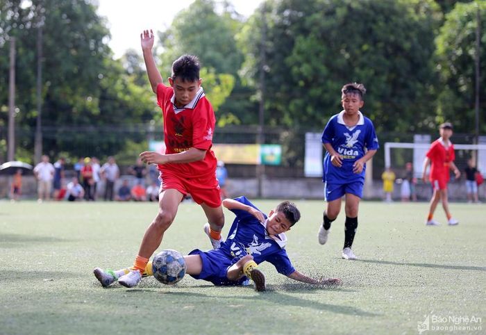 Trận này, các cầu thủ TN Thanh Chương chơi với 200% phong độ vốn có. Ảnh: Đức Anh