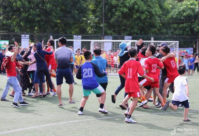 Các cổ động viên Tân Kỳ vui mừng với chiến thắng của đội nhà. Ảnh: Đức Anh