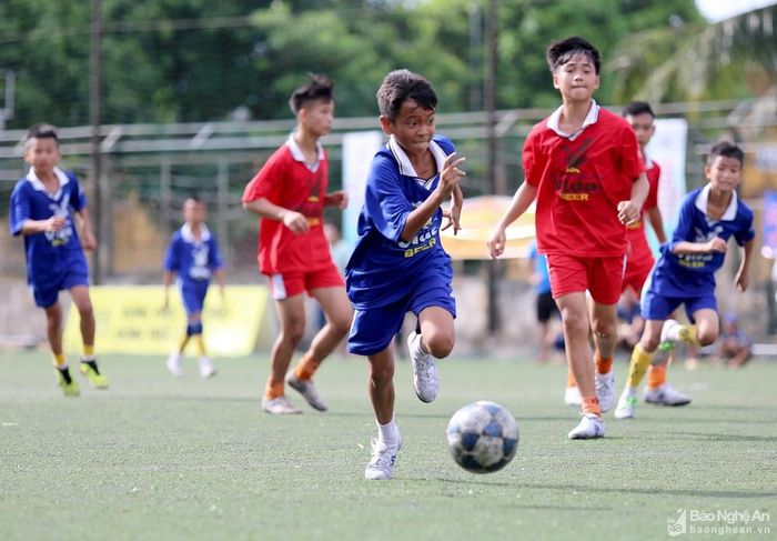 Những phút đầu trận, TN Thanh Chương đã tạo được nhiều cơ hội nguy hiểm. Ảnh: Đức Anh