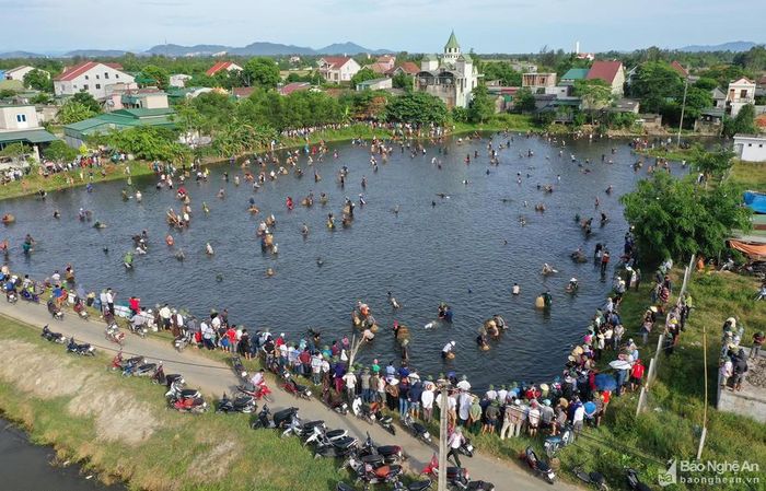 Từ sáng sớm, rất đông người dân và các "nơm thủ" trong, ngoài huyện đã tìm đến Bàu Mực. Tất cả đều hào hứng mong chờ giờ phút khai hội. Ảnh: Sách Nguyễn