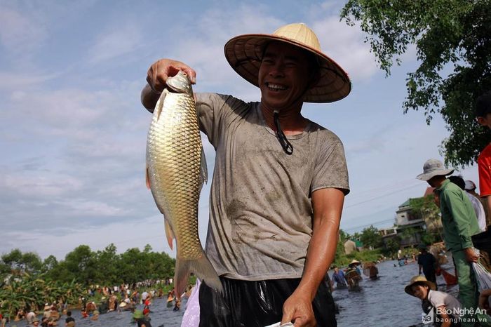 Những chú cá nặng từ 2-3 kg quẫy mạnh ánh vẩy lấp lánh, mang đến niềm vui cho các "nơm thủ". Ảnh: Sách Nguyễn