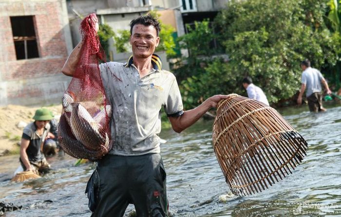 Sau khoảng 2h nơm bắt, hầu như ai tham gia cũng đều bắt được cá, có những người mang lên hơn 30 kg cá. Ước tính, dễ có đến cả tấn cá đã được nơm bắt. Hội nơm bàu, đánh bắt cá là hoạt động truyền thống ở nhiều làng, xã thuộc huyện Nghi Lộc. Tuy nhiên qua thời gian đã dần vắng bóng, hiện nay, người dân mong muốn tổ chức lại và duy trì hội nơm cá thường niên trở thành điểm nhấn văn hóa đặc sắc cho quê hương. Ảnh: Nguyễn Đạo