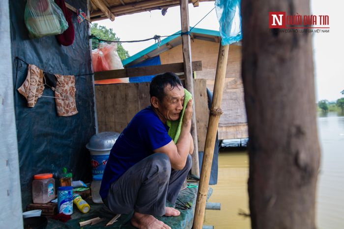 Theo ông Hùng, thu nhập trung bình của 1 hộ dân ở đây khoảng 2-3triệu/tháng, thường phải chi trả cho con cái ăn học và chỉ đủ tiền ăn uống 1 tháng, khó có tiền dư dả.