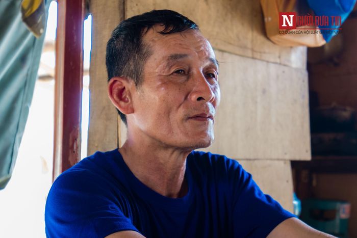 “Những ngày đầu tiên về đây, cuộc sống khó khăn vô cùng, chúng tôi sống như người vô gia cư tối tắm vì không nổi một ánh đèn điện. Sau mấy chục năm cuộc sống ở đây thay đổi nhiều. Chúng tôi có điện nước, có xóm làng, con cái chúng tôi được đến trường như bao đứa trẻ khác”, ông Hùng tâm sự.