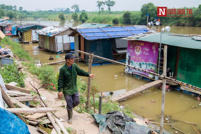 Cũng như nhiều hộ gia đình khác ở đây, gia đình ông Hùng (61 tuổi) là kiểu gia đình điểm hình ở xóm phao. Hai vợ chồng lấy nhau rồi tìm về đây dựng nhà sinh sống. Vợ ông có 3 người con riêng khi lớn lên cũng tự dựng bè sống bên cạnh. "Để mưu sinh, vợ chồng tôi làm đủ nghề, ai thuê gì làm nấy, may mắn hơn người khác vì có quê quán và người thân", ông Hùng chia sẻ.