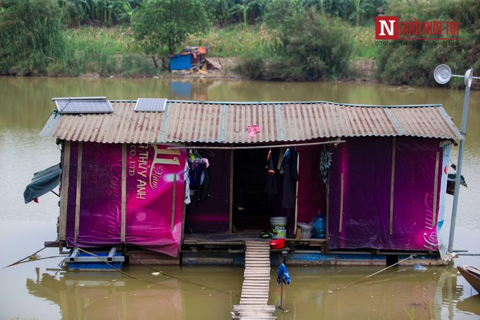 Mỗi căn có diện tích trung bình khoảng 15m2, những căn hộ gia đình đông người sẽ mở rộng bè khoảng 20m2. Mọi sinh hoạt thường trực hàng ngày như ăn ngủ, tắm giặt, vệ sinh cá nhân đều diễn ra vỏn vẹn trong khoảng không gian nhỏ bé.