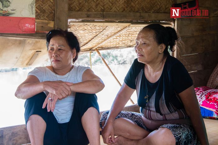 Ngoài những lúc lao động, những người dân nơi đây lại quây quần lại với nhau, nói với nhau về những câu chuyện đời thường.