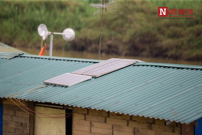 Những hộ dân nơi đây không có mạng lưới điện chiếu sáng. Điện chủ yếu sử dụng bằng năng lượng mặt trời, mùa đông phải mang ác quy đi sạc.