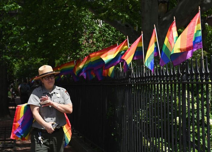 Nhân viên công viên treo cờ cầu vồng tại Stonewall (New York, Mỹ) - Đài tưởng niệm quốc gia đầu tiên dành cho cộng đồng LGBT. 