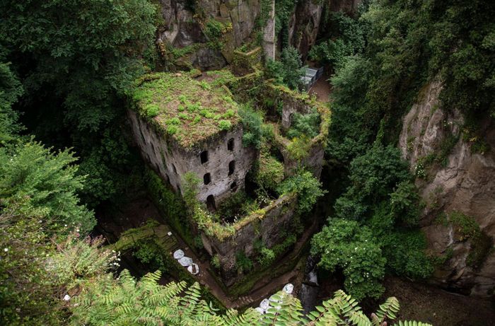 Tàn tích của một nhà máy bột mỳ cổ xưa, xưởng cưa và nhà máy công cộng ở Sorrento, Ý.