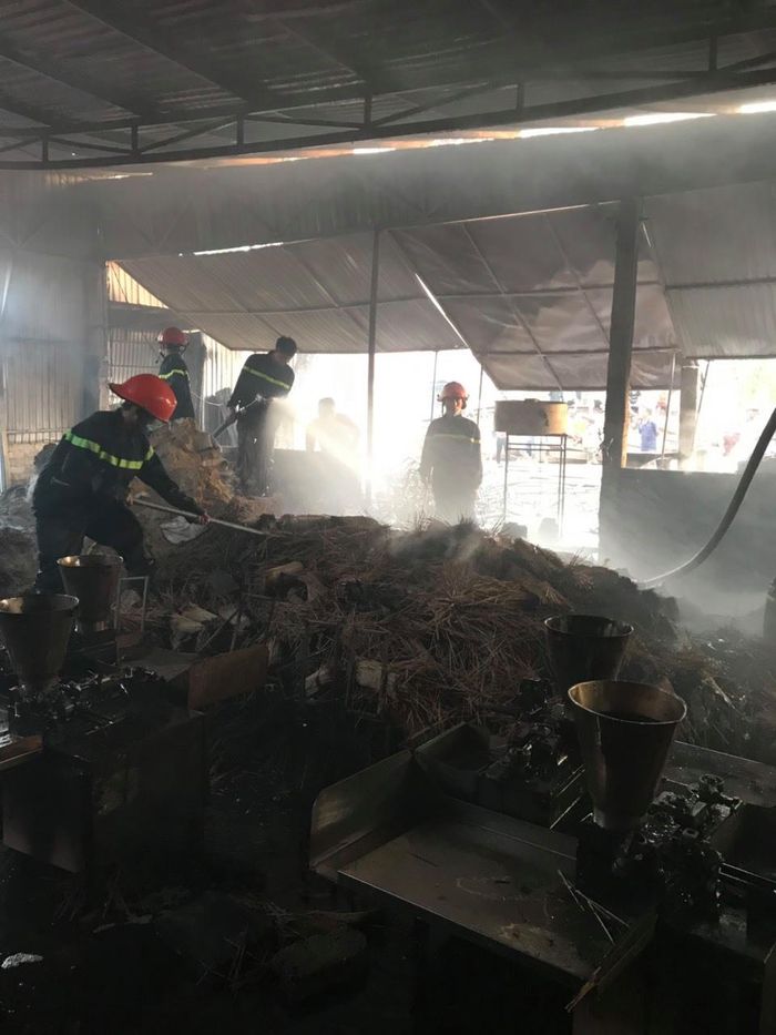 Nhà xưởng bị thiêu rụi