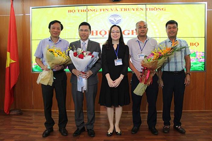 Ban Biên tập báo VietNamNet tặng hoa chúc mừng ông Phạm Anh Tuấn