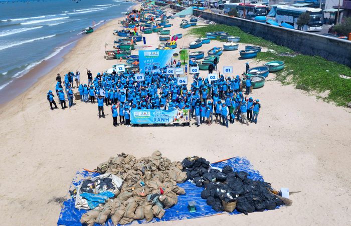 300 nhân viên Công Ty Nestlé Việt Nam phối hợp cùng UBND thị trấn Phước Hải thu gom rác 