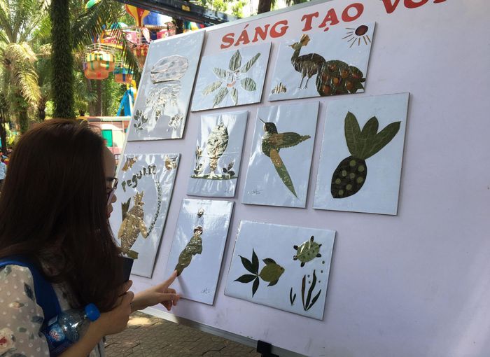 Khách tham quan Đầm Sen thích thú với những tác phẩm làm từ lá cây 