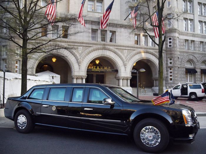 Tổng thống Mỹ Donald Trump sử dụng chiếc limousine Cadillac được thiết kế riêng có tên Quái Thú (Beast) với giá 1,5 triệu USD.
