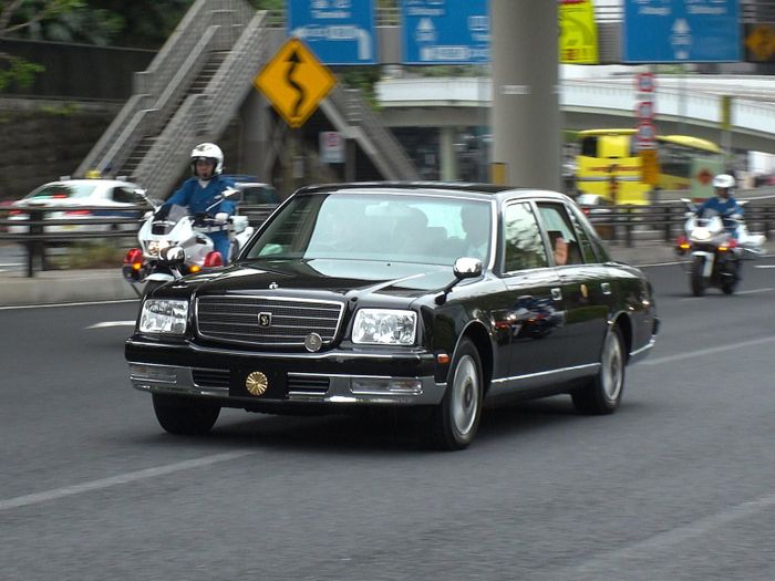 Nhật hoàng Naruhito di chuyển trên chiếc limousine Toyota Century Royal - được sản xuất riêng cho thị trường Nhật Bản.