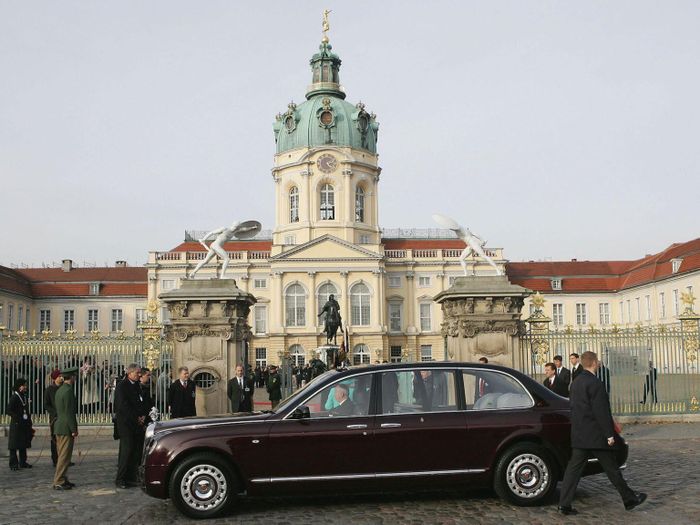 Chiếc limousine Bentley State được tùy chỉnh dành riêng cho Nữ hoàng Anh Elizabeth II.