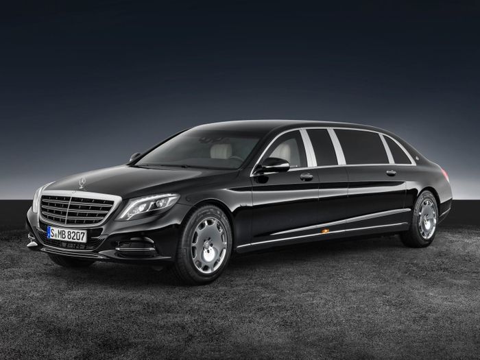 Tổng thống Uhuru Kenyatta của quốc gia Tây Phi Kenya sử dụng chiếc Mercedes-Benz Pullman S600 gần giống của lãnh đạo Triều Tiên Kim Jong Un.
