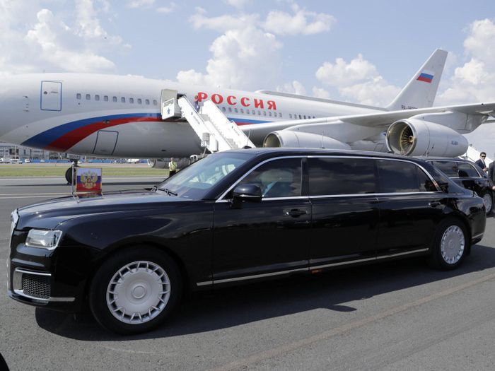 Tổng thống Nga Vladimir Putin di chuyển đường bộ bằng chiếc limousine có tên Senat do hãng xe xa xỉ Aurus của Nga sản xuất.