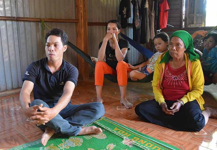 Siu Cương (bìa trái) luôn ân hận vì đã nghe theo kẻ xấu, bỏ gia đình để vượt biên. Ảnh: T.T