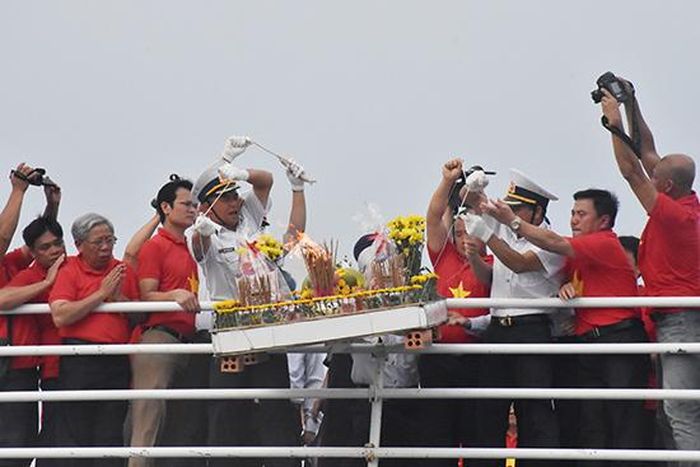 Thực hiện nghi thức thả vòng hoa.