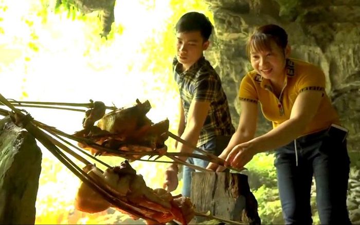 Du khách trải nghiệm nướng cá, gà theo cách của người dân tộc thiểu số Bản Bon.