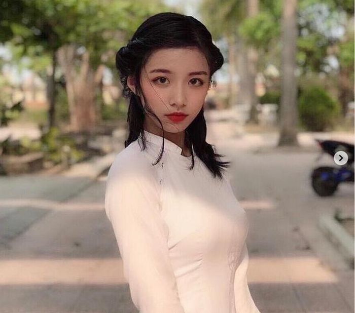  Phan Hằng chia sẻ bí quyết học Văn: "Khi đến với một tác phẩm, đầu tiên phải nắm chắc hệ thống ý trọng tâm cơ bản, sau đó đào sâu khai thác nhiều vấn đề để tìm hướng đi đúng đắn". 