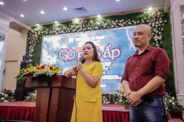 NSND Lệ Ngọc (bên trái) tại lễ khởi công dàn dựng vở kịch "Huyền thoại gò Rồng Ấp"