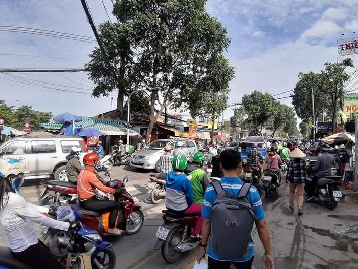 Đường Phạm Hùng kẹt nghiêm trọng. Ảnh: ĐÀO TRANG.