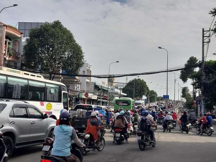 Các xe nhúc nhích từng chút một. Ảnh: ĐÀO TRANG.