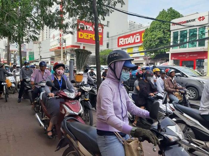 Hàng loạt phương tiện, người xếp hàng lên cầu Chánh Hưng. Ảnh: ĐÀO TRANG.