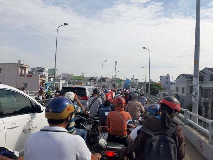 Cầu Chánh Hưng là nỗi ám ảnh của người dân khi di chuyển ra vào trung tâm. Ảnh: ĐÀO TRANG.