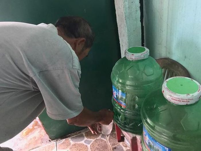 Nước uống đóng chai đang là sự lựa chọn của nhiều người trong cơn "khát" nước ngọt.