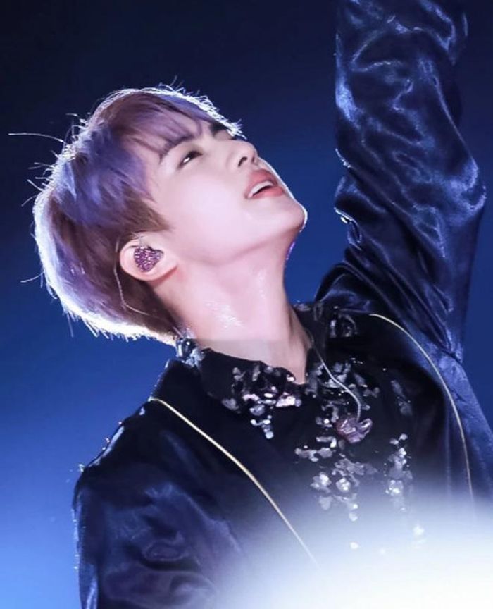 Jin tại màn diễn của BTS ở Busan