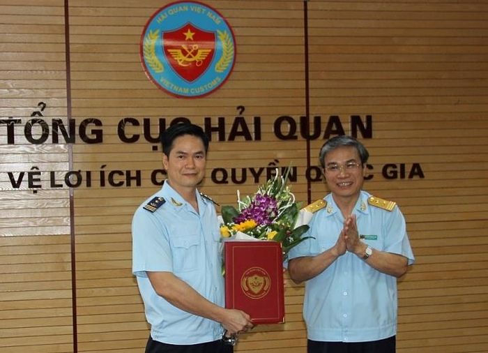Phó Tổng cục trưởng Nguyễn Dương Thái trao quyết định cho đồng chí Đàm Viết Nghị.