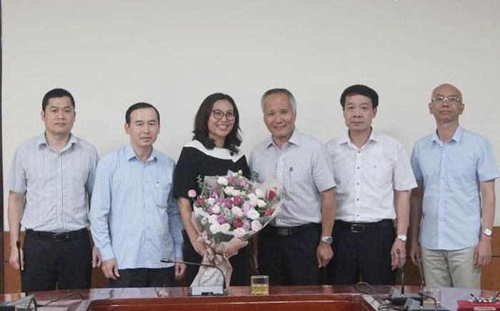Thứ trưởng Trần Quốc Khánh trao quyết định và chúc mừng bà Nguyễn Cẩm Trang.