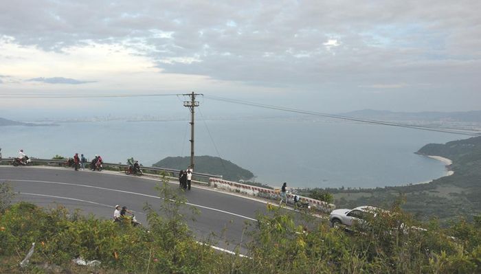 Thắng cảnh làng Vân nhìn từ trên đèo Hải Vân.