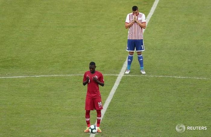 Ali và Cardozo của Paraguay đều đang cầu nguyện những vị Chúa của riêng mình