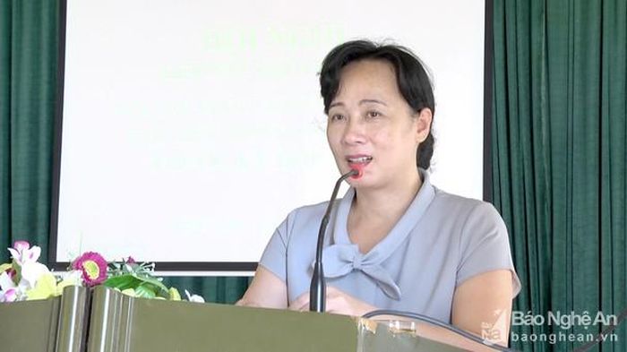 Bà Phan Thị Hoan giải đáp một số kiến nghị cử tri. Ảnh: Như Trang