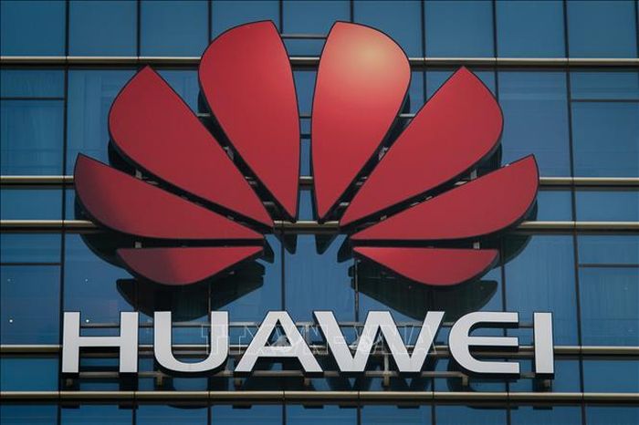 Logo của Tập đoàn công nghệ viễn thông Huawei ở một tòa nhà tỉnh Quảng Đông, Trung Quốc. Ảnh: AFP/TTXVN