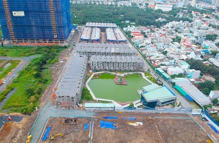 Dự án Green Star Sky Garden có một phần đất công nằm xen kẹt. Đây cũng là tình trạng chung của nhiều dự án bất động sản ở TP. HCM nhưng chưa có hướng giải quyết cuối cùng.