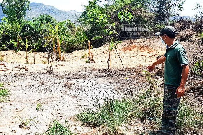  Một bãi chứa trên đỉnh núi vừa mới được mở rộng thêm. 