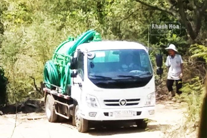  Ông Đáo xác định vị trí cho lái xe đổ chất thải 